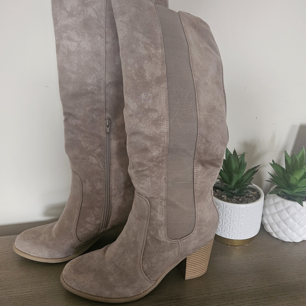 Chic Suede Heeled Boots in Taupe